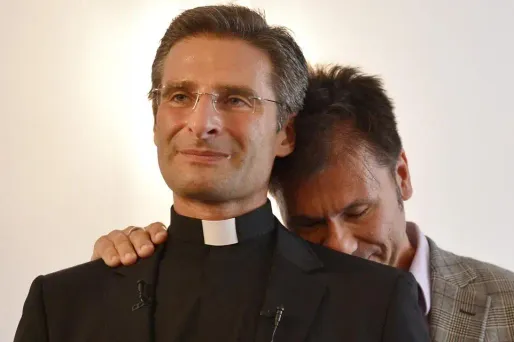 Prêtre gay : il n'y a pas de lobby gay au Vatican mais...