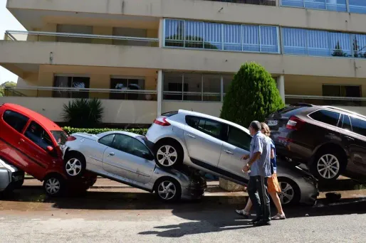 A Mandelieu, de nombreuses voitures restent empilées les unes sur les autres, trois jours après les inondations meurtirères qui ont frappé la commune.