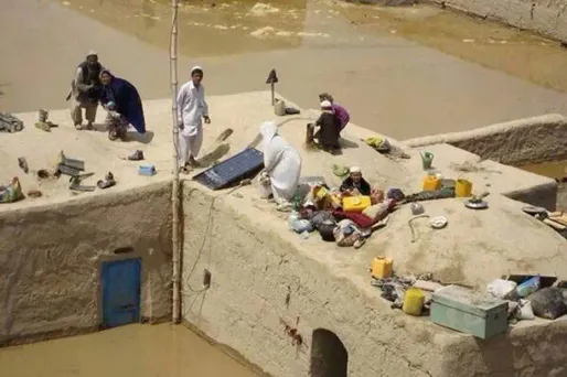 Les inondations, fréquentes à cette période, détruisent souvent les habitations précaires.