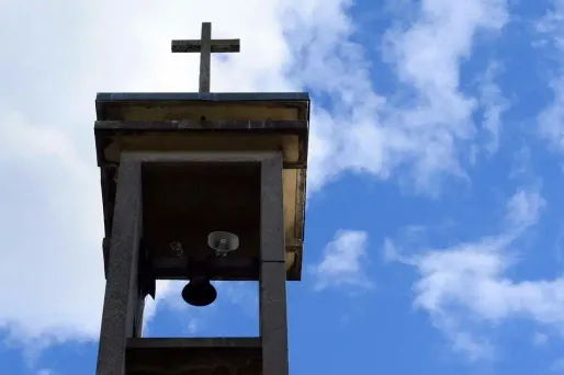 Attentats : le prêtre sanctionné pour ses propos sur les victimes s'explique