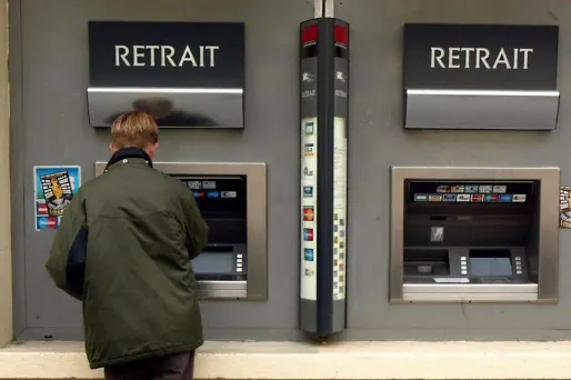 Il ciblait les dames âgées aux distributeurs de billets