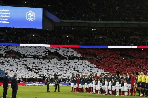 Un tifo bleu-blanc-rouge a été déployé dans Wembley, en hommage aux victimes des attentats.