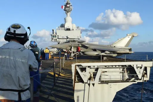 Des avions de chasse du porte-avions Charles-de-Gaulle ont mené leurs premières frappes en Syrie contre l'EI.