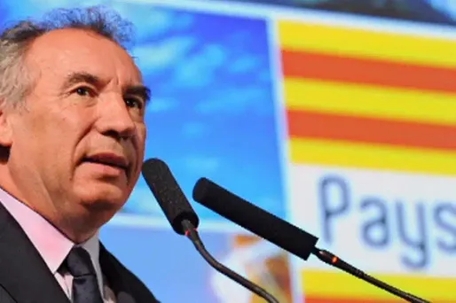 A la télé ce soir : François Bayrou ou Jean Dujardin ?