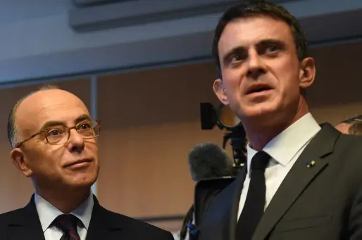 PHILIPPE DESMAZES / AFP valls cazeneuve