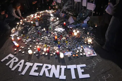 Vers 18h30, les Marseillais ont commencé à se masser sur le Vieux-Port où des gens avaient déposé par terre de nombreuses bougies ou encore tendu un drapeau français et un aux couleurs de l'arc en ciel où était inscrit paix.