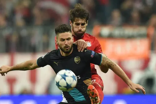 Giroud face à Javi Martinez (1280x640) Christof STACHE/AFP