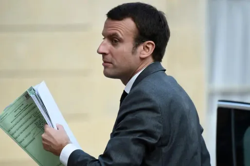Macron lance des pistes de réformes pour prendre le virage du numérique