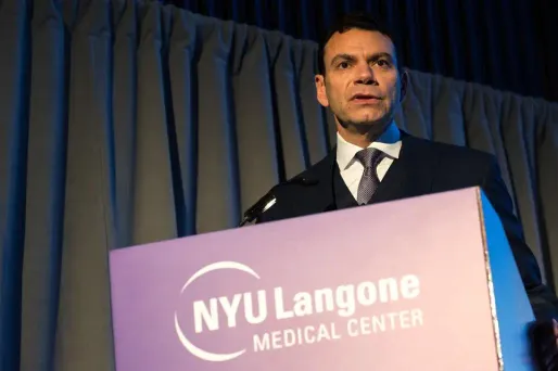 Greffe visage, Le professeur Eduardo Rodriguez, au NYU Medical Center, AFP