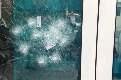 Les impacts de balles sur la fenêtre de l'hôtel de l'adjoint du maire de La Ciotat,  Noël Collura.