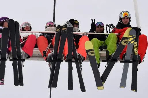 Un hélicoptère a transporté 100 tonnes de neige artificielle sur des pistes savoyardes.