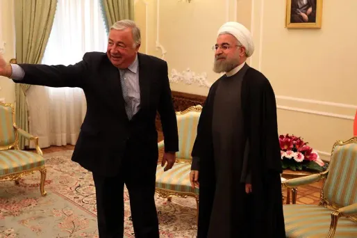 Le président du Sénat Gérard Larcher aux côtés du président iranien Hassan Rohani, le 20 décembre.