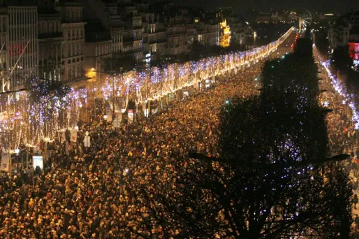 Un rassemblement sur les Champs-Elysées, le 31 décembre 2014.