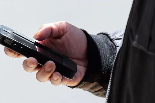 Le surveillant a envoyé plus de 400 messages aux deux collégiennes.