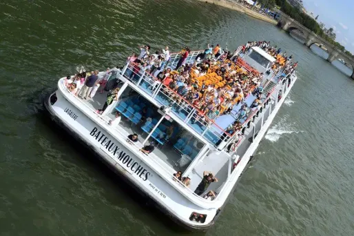 Un bateau mouche à Paris.