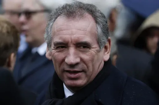 François Bayrou "voterait" cette déchéance de nationalité pour "symboliquement" signifier qu'"on n'accepte pas l'inacceptable".