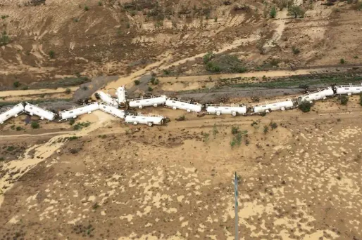 Un train acheminant 200.000 litres d'acide sulfurique déraille en Australie