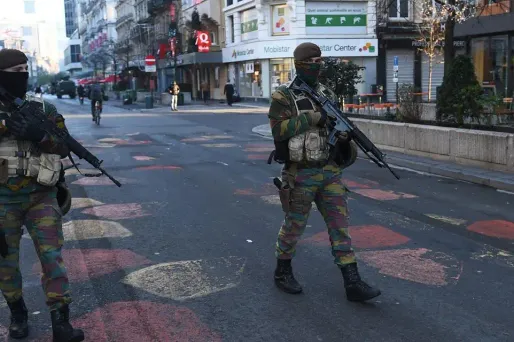 Des troupes belges patrouillent les rues à Bruxelles, le 23 novembre.