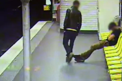 Après l'avoir volé, il lui sauve la vie