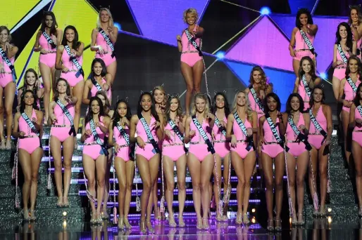 Pour être élue Miss France, il faut mesurer 1m70 au minimum, ne pas porter de tatouage voyant ou de piercing et surtout ne pas avoir subi d'opération de chirurgie esthétique.