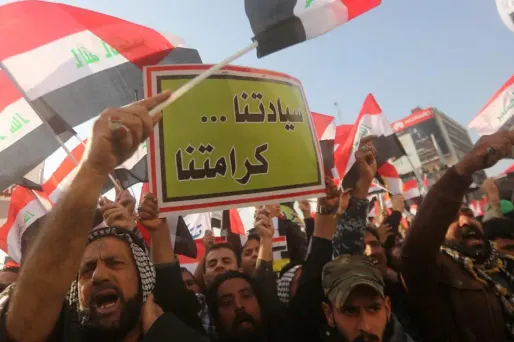 Des manifestants paramilitaires chiites irakiens demandent le retrait des forces turques, le 12 décembre.