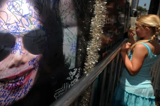 Des fans rendent hommage au chanteur, en 2009 à Hollywood.