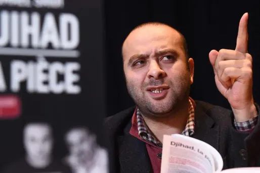 Ismaël Saidi tient à la main le livre inspiré de sa pièce "Djihad".