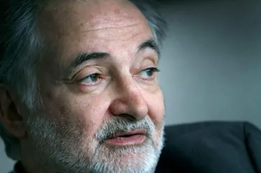 Pour Jacques Attali, il faut accélérer le calendrier pour faire les économies promises par le gouvernement.