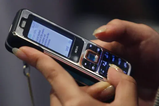 Écrire un SMS ou marcher droit, il faut choisir