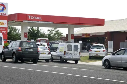 L'appel de l'intersyndicale des gérants des stations-service des départements d'outre-mer à une "fermeture illimitée" à partir de mercredi minuit a provoqué une ruée vers les pompes.