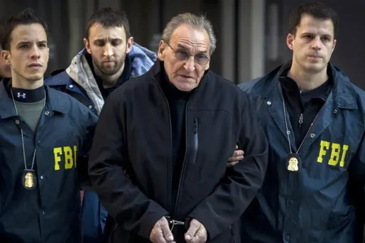 Vincent Asaro, 78 ans, l'un des anciens "street boss" de la famille Bonanno, l'une des cinq familles new-yorkaises liées à la Cosa Nostra, est le seul directement lié à ce braquage dans l'acte d'accusation rendu public jeudi. Son rôle exact n'y est cependant pas précisé.