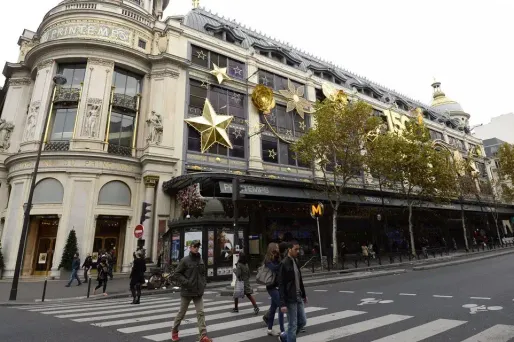 Un mois après les attentats et trois semaines avant Noël, les Français sont nombreux à être de retour dans les magasins.