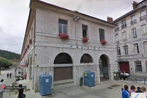 Un conseiller municipal de Besançon, siégeant dans la majorité PS, a reconnu samedi en garde-à-vue avoir exhibé son sexe devant une jeune femme, des faits pour lesquels il sera jugé en juin, a indiqué le parquet.