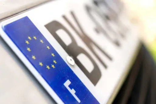 Les voitures étaient volées en France, principalement dans le Nord/Pas-de-Calais, à l'aide de fausses clés ou de logiciels de démarrage, tandis que les cartes grises correspondant aux mêmes véhicules étaient dérobées en Belgique.