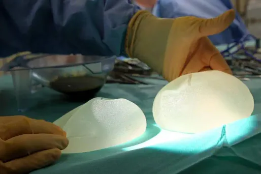 Bien que la grande majorité des femmes (12.822) ait fait procéder à des retraits à titre préventif, des dysfonctionnements (ruptures ou suintement des implants) et des effets indésirables non détectés par les examens ayant précédé l'intervention ont néanmoins été observés dans 20% des cas.