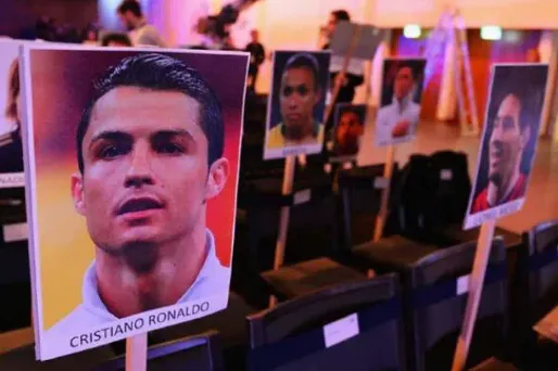 Ballon d'Or : Ronaldo assis à côté de Messi ?
