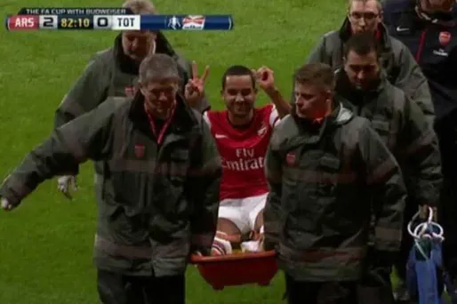L'attaquant international anglais d'Arsenal Theo Walcott, qui s'est blessé à un genou samedi.