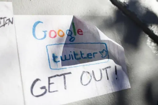 Un bus Google avait déjà été bloqué au mois de décembre. Des manifestants ont accroché des pancartes.
