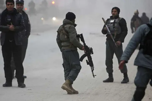 Les policiers afghans sont normalement payées grâce à l'aide de l'OTAN.