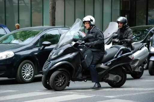 François Hollande est un adepte du scooter. Déjà en 2011, il était photographié au volant de son trois roues, mais le casque était différent.