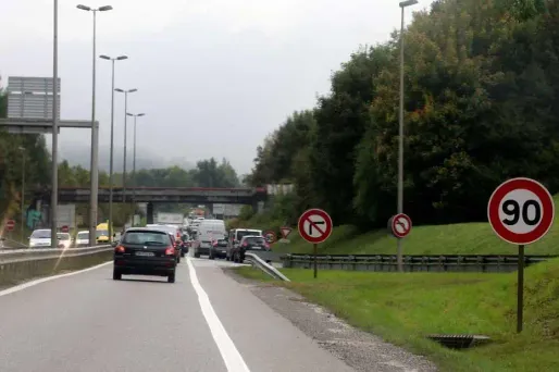 "Parmi l'ensemble des mesures examinées à titre exploratoire, figure la réduction des limitations de  vitesse de 90 à 80 km/h sur tout ou partie du réseau secondaire", a insisté Manuel Valls lundi.