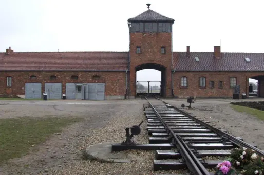 Un prof dérobe des objets à Auschwitz