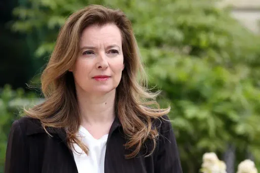 Selon Paris Match, Valérie Trierweiler est sortie de l'hôpital samedi peu après 15h.
