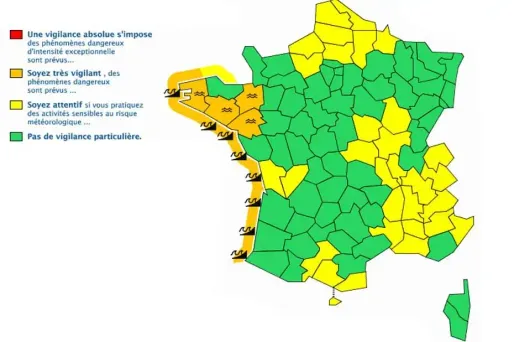 VIDÉO - D'énormes vagues balaient toujours le littoral Atlantique