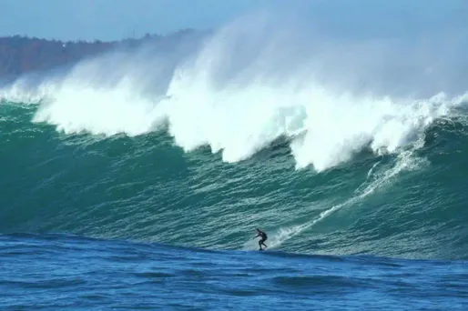 Des vagues de plus de 15 mètres, mardi matin à Bellharra.