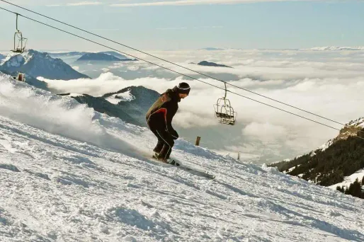 Un garçon de 13 ans et un homme de 53 ans ont été tués samedi dans des accidents de ski.