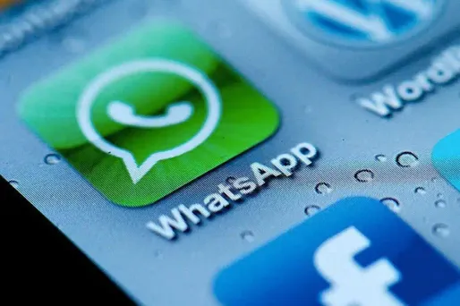 Cette application, gratuite dans un premier temps puis payante sur abonnement, permet d'échanger des messages et photos via le réseau Internet.