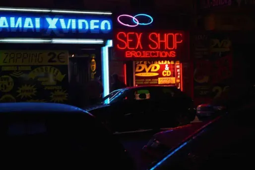 Il dépensait l'argent d'une nonagénaire au sex-shop
