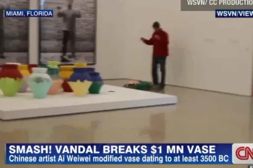 Maximino Carmeiro juste avant de briser le vase.