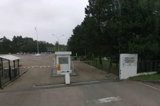 Il se cache dans un coffre et arrive à la police